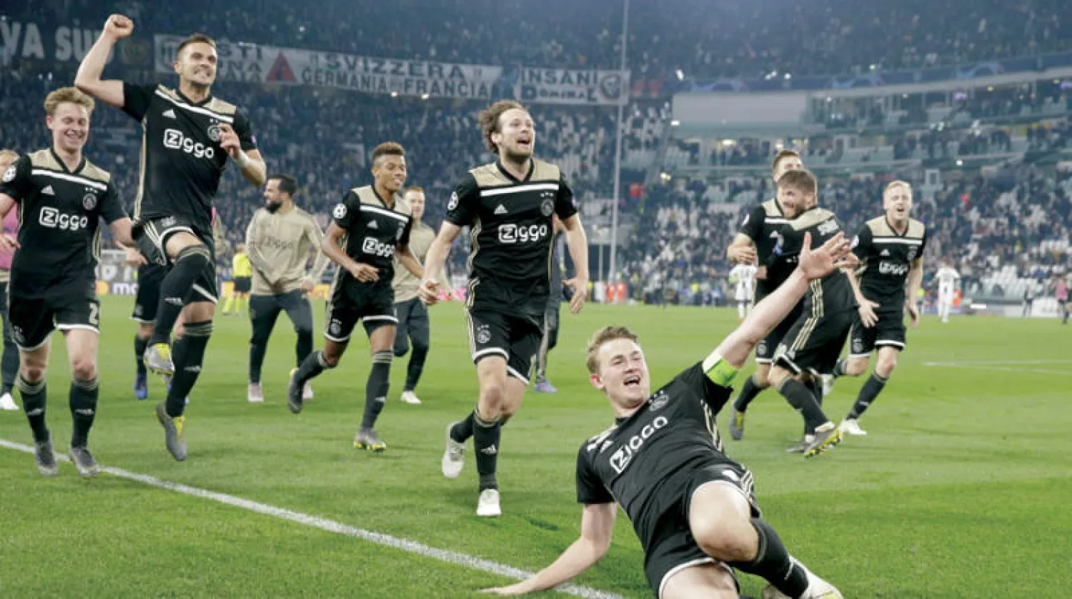 دي ليخت يقود أفراح الإطاحة بيوفنتوس من دوري أبطال أوروبا عام 2019 (أ.ب)
