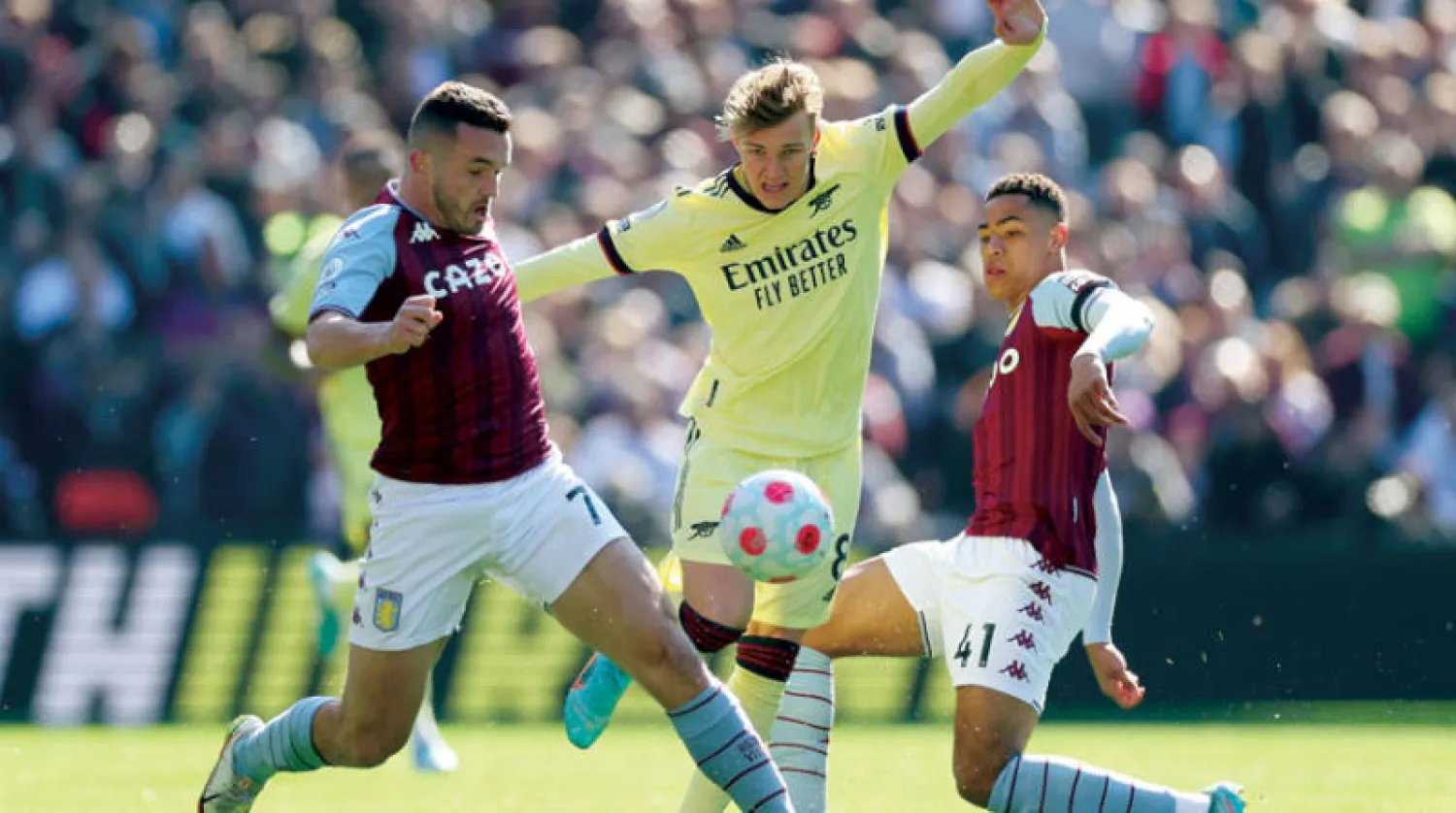 من المواجهة التي جمعت أرسنال وأستون فيلا أمس (رويترز)