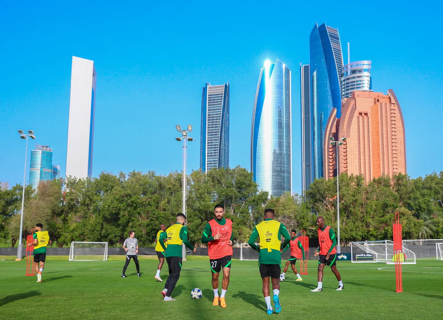 جانب من تدريبات المنتخب السعودي في أبوظبي (الشرق الأوسط)
