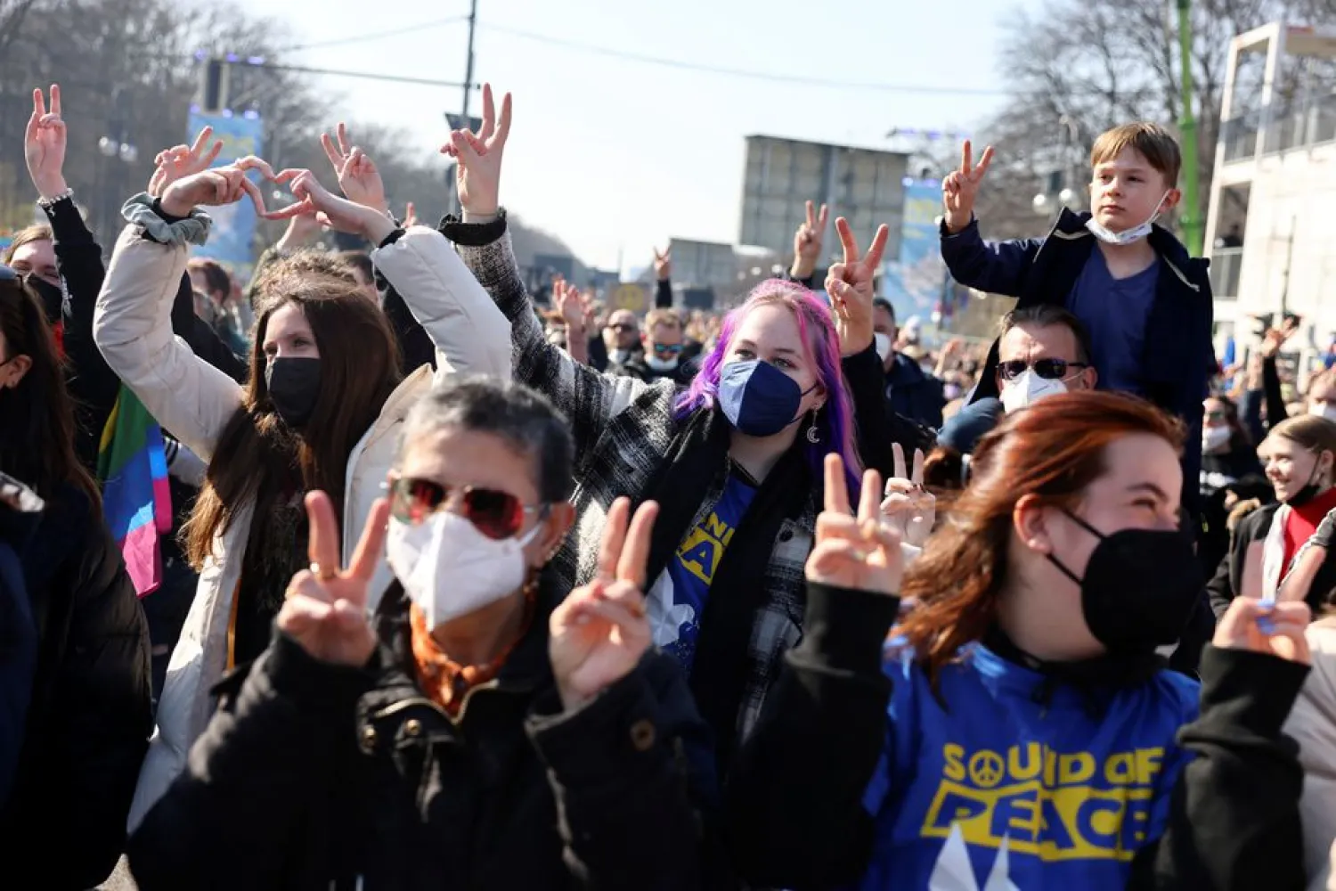 People make peace signs with their hands, at the anti-war concert "Sound for Peace", amid Russia's invasion of Ukraine, at the Brandenburg Gate in Berlin, Germany, March 20, 2022. (Reuters)