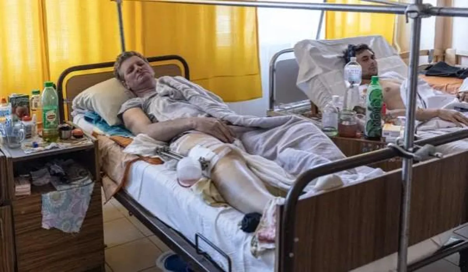 المواطن الأوكراني إدوارد ليسوفيسك أثناء وجوده بالمستشفى (الغارديان)