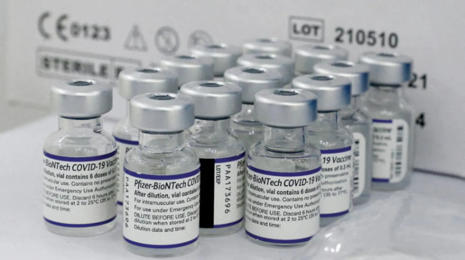 لقاح «فايزر» في أحد مستشفيات تشيلي (رويترز)