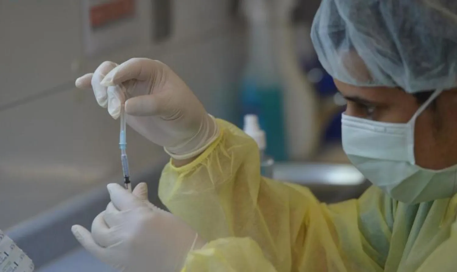 ممارس صحي في أحد مراكز أخذ اللقاحات بالسعودية (واس)