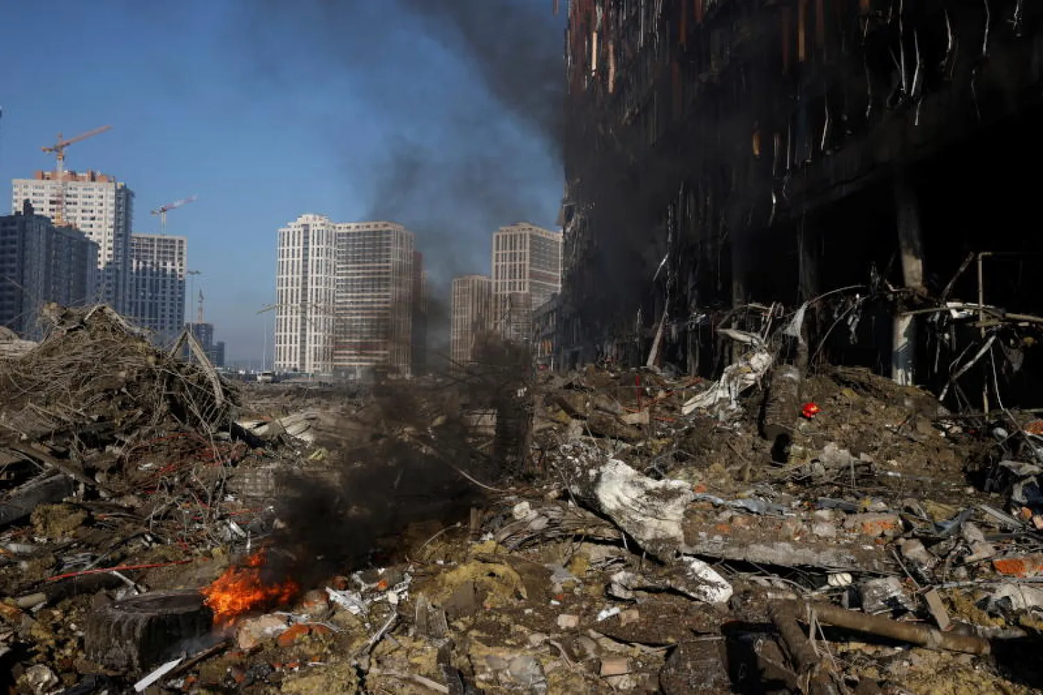 مشهد عام للدمار أمام المركز التجاري (ريتروفيل) شمال غربي كييف (رويترز)