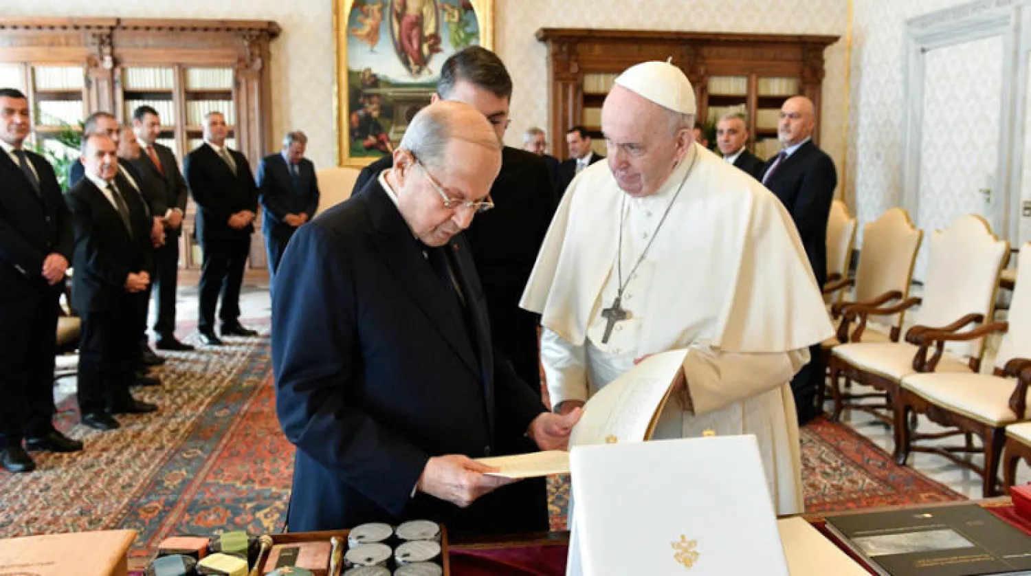 البابا فرنسيس مستقبلاً عون في الفاتيكان أمس (إ.ب.أ)