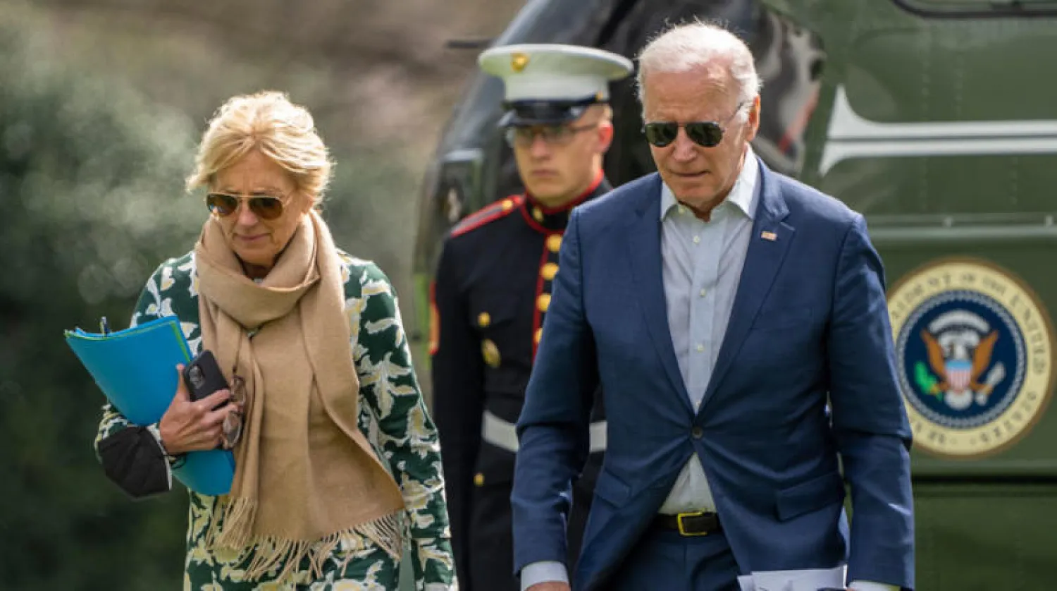 الرئيس الأميركي جو بايدن وزوجته يعودان إلى البيت الأبيض مساء الأحد بعد عطلة نهاية الأسبوع في ديلاوير (إ.ب.أ)