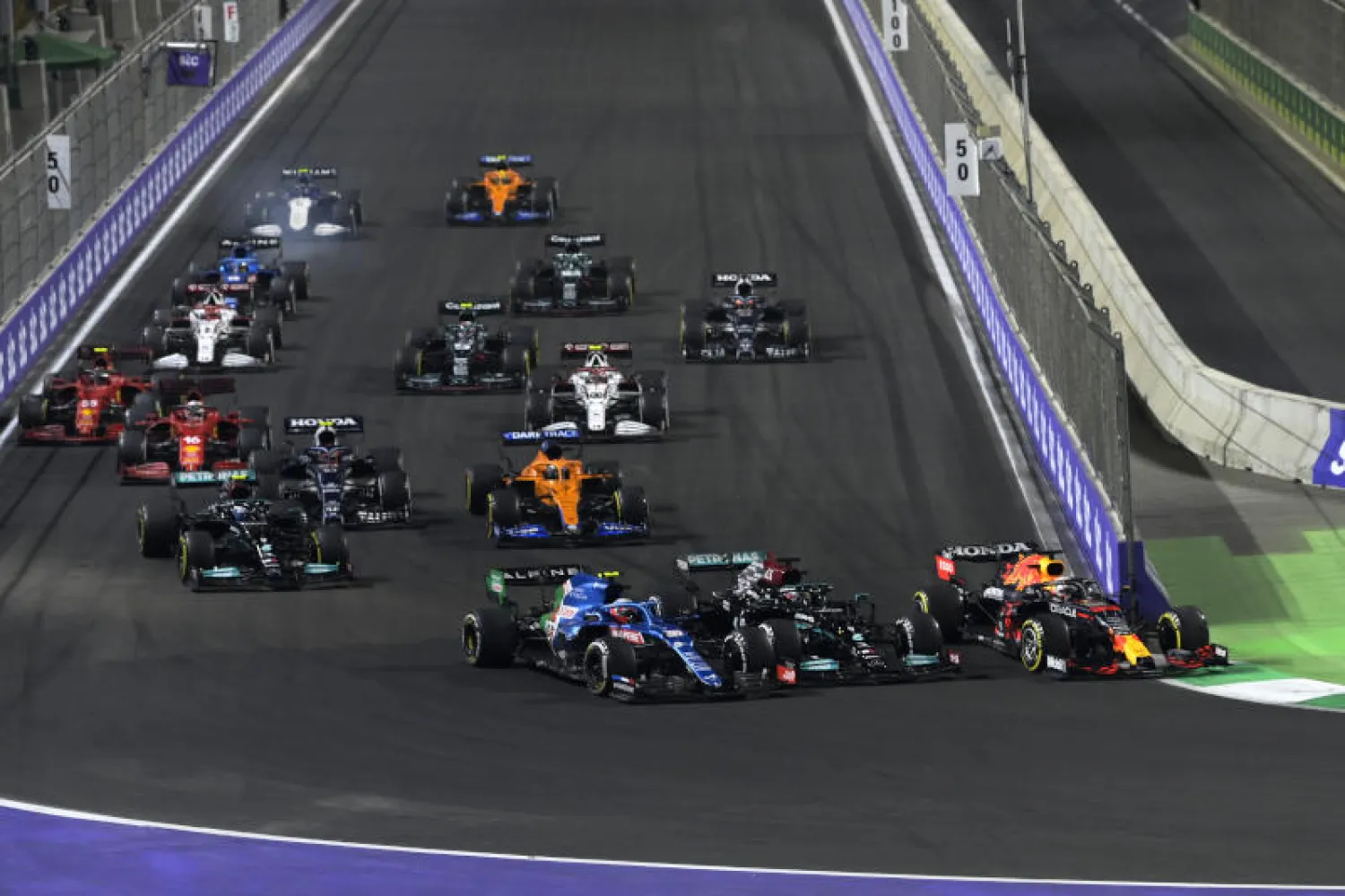 حقق سباق «الفورمولا 1» الأول على الإطلاق في السعودية نجاحاً منقطع النظير (الشرق الأوسط)