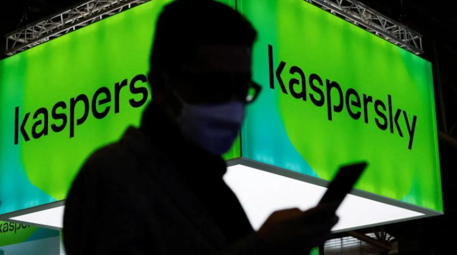 Rus şirketi Kaspersky’nin logosunu gösteren bir tabelanın yanından geçen bir adam (Reuters)