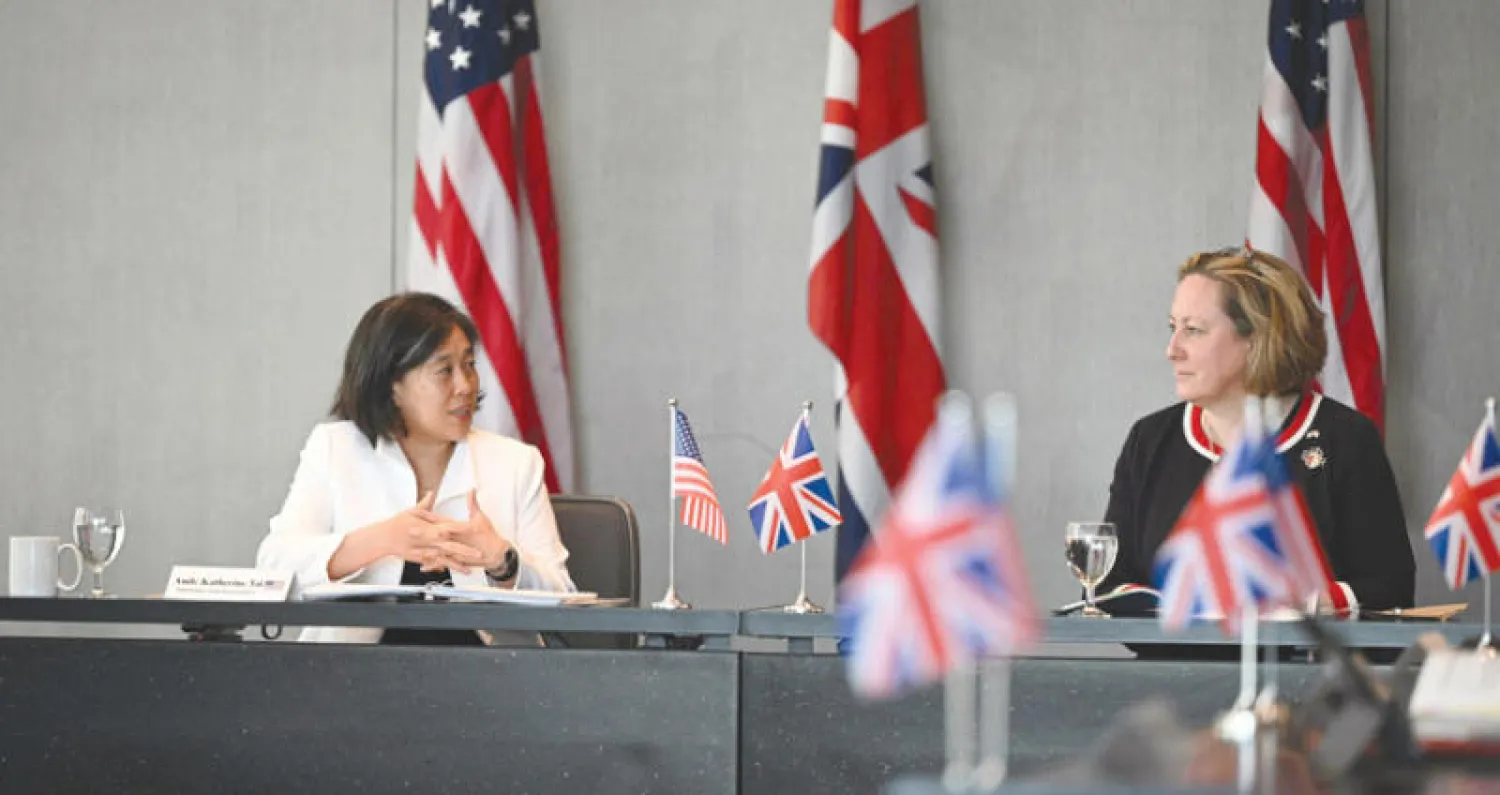 الممثلة التجارية الأميركية كاثرين تاي مع الوزيرة البريطانية آن ماري تريفيليان لدى اجتماعهما أمس (أ.ف.ب)