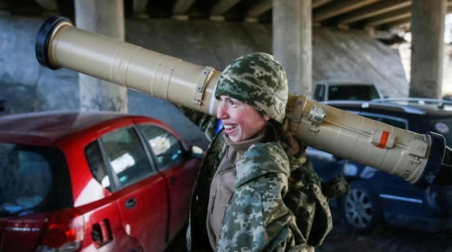 Ukraynalı bir asker, geçen pazar günü Kiev’de tanksavar güdümlü füze taşıyor (Reuters)