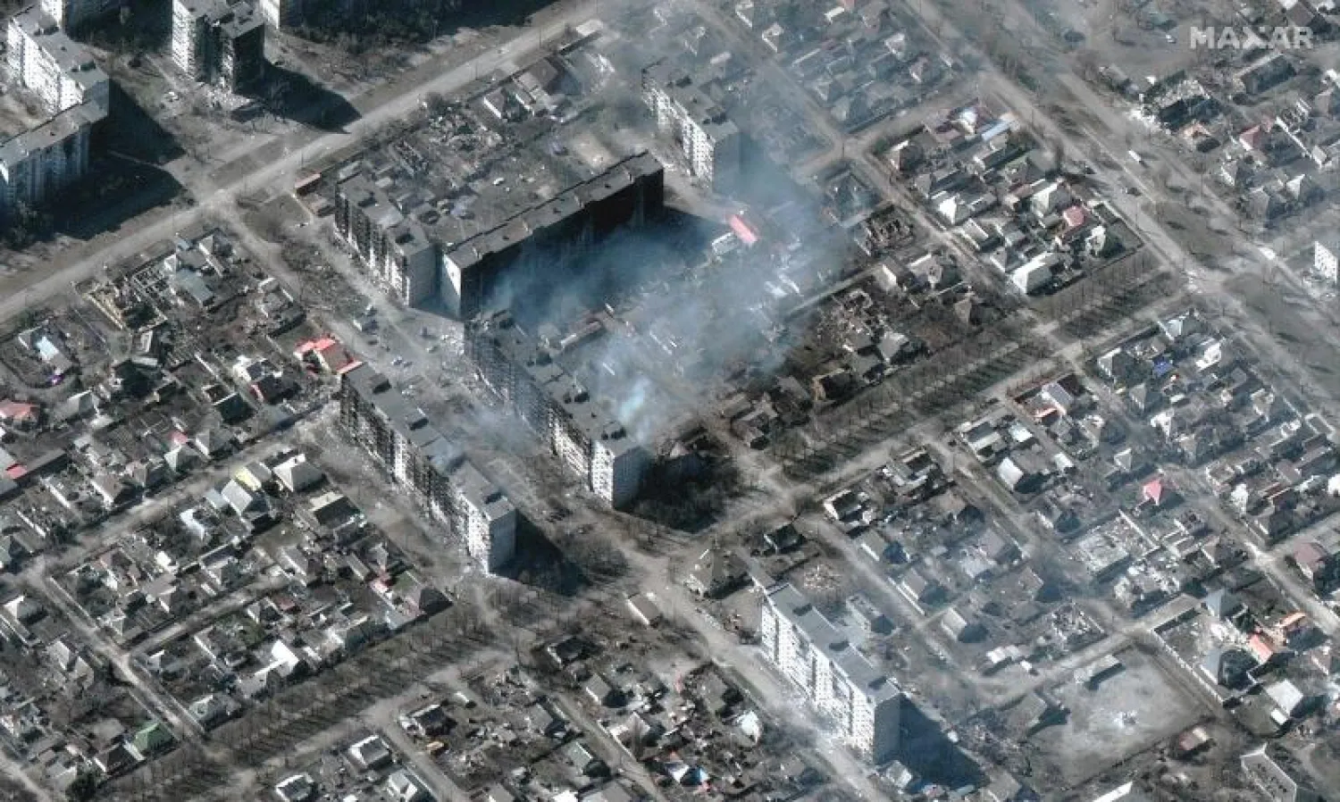 صورة من قمر صناعي لمبانٍ سكنية محترقة ومدمرة في ماريوبول (أ.ف.ب)