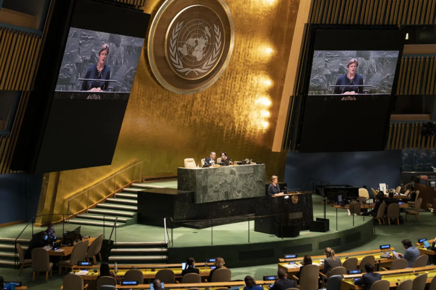 جانب من المناقشات في الجلسة الاستثنائية للجمعية العامة للأمم المتحدة في نيويورك اليوم (أ.ب)