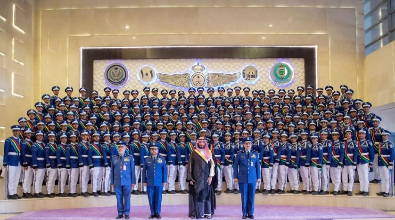  
شاهزاده محمد بن سلمان ولیعهد سعودی در جشن فارغ التحصیلی دانشجویان دانشگاه هوایی ملک فیصل (واس)
