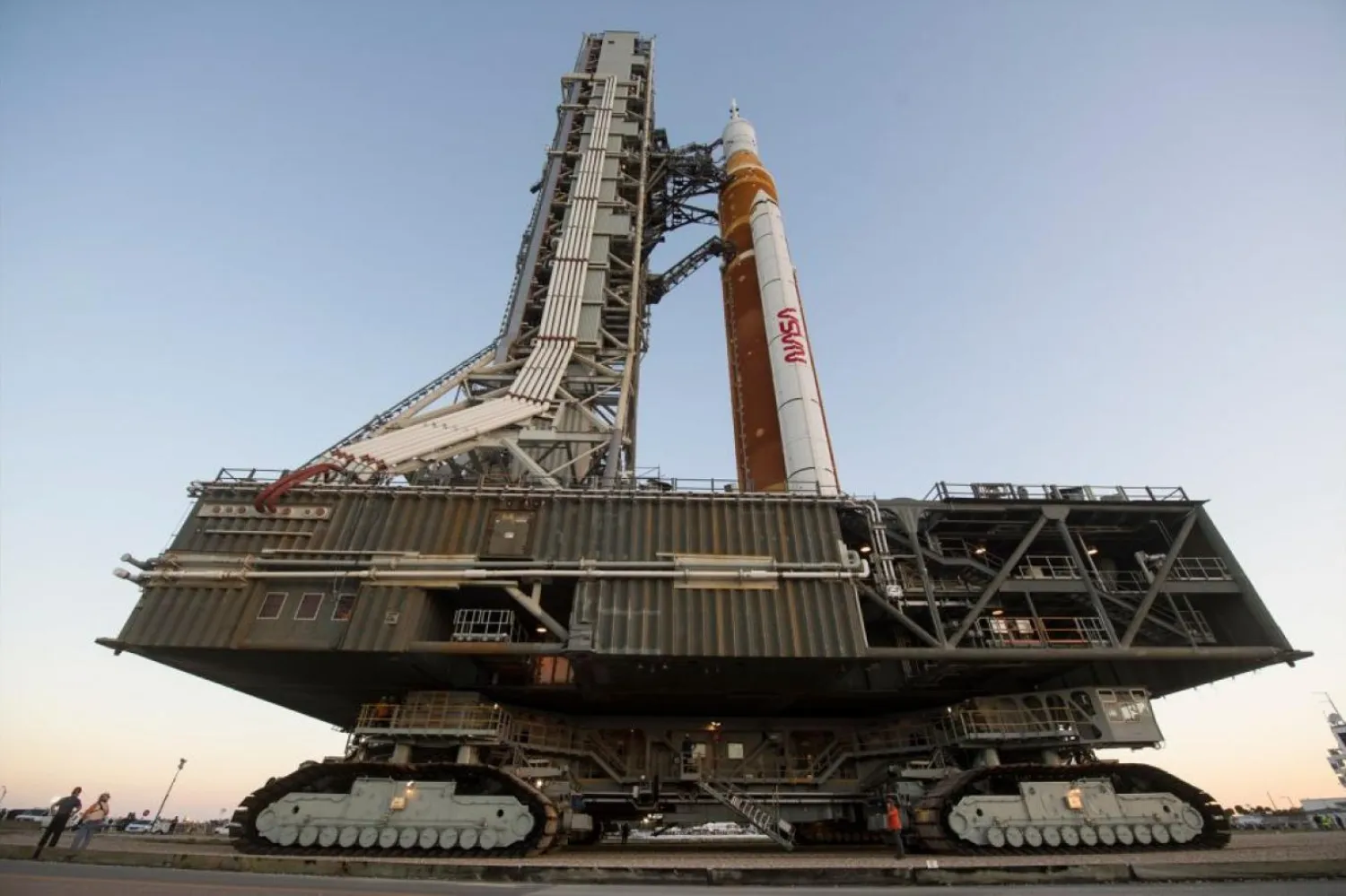 1 Nisan'da rokete 700 bin galon sıvı oksijen ve hidrojen itici gaz yüklenecek (NASA)

