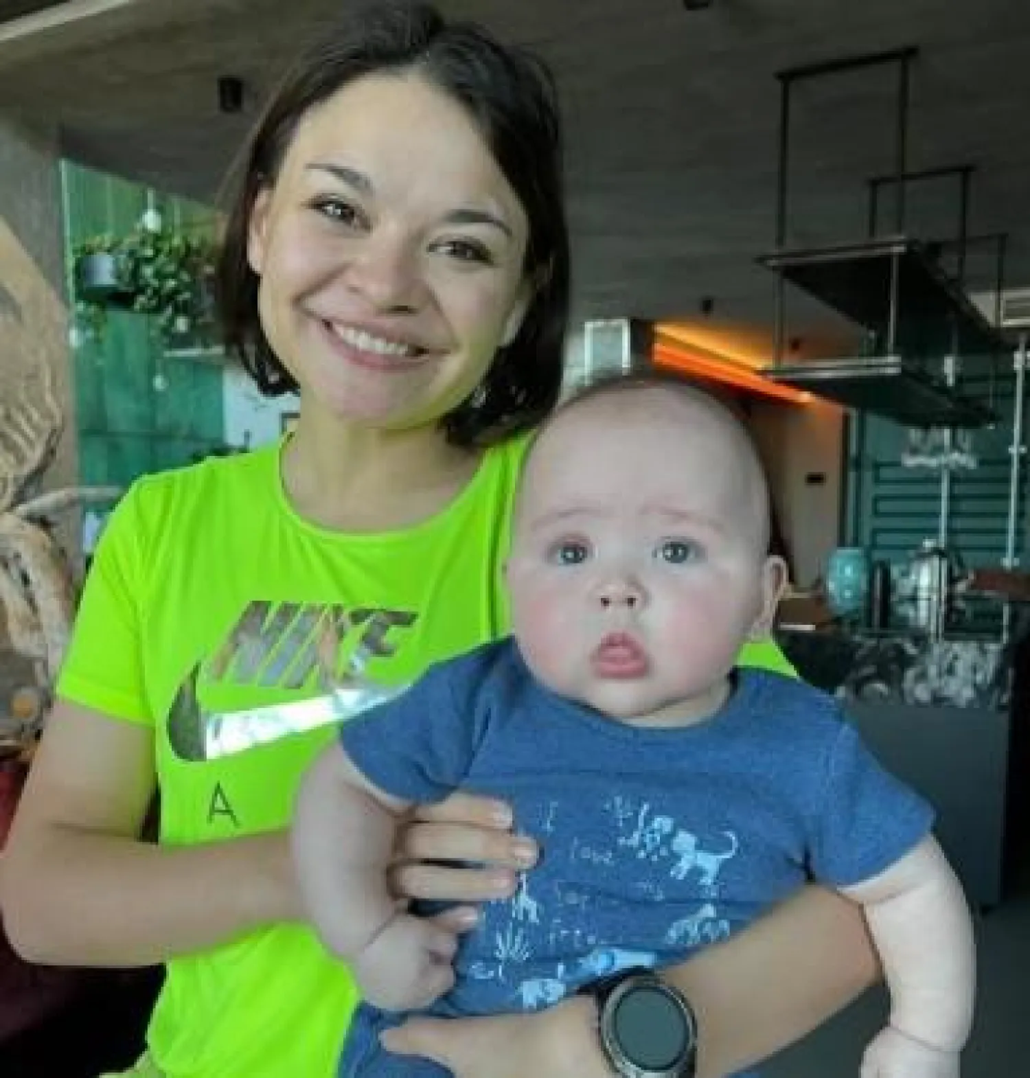 ابنة وزير الدفاع الروسي سيرغي شويغو وطفلتها ترتديان ملابس بألوان العلم الأوكراني (إنستغرام)