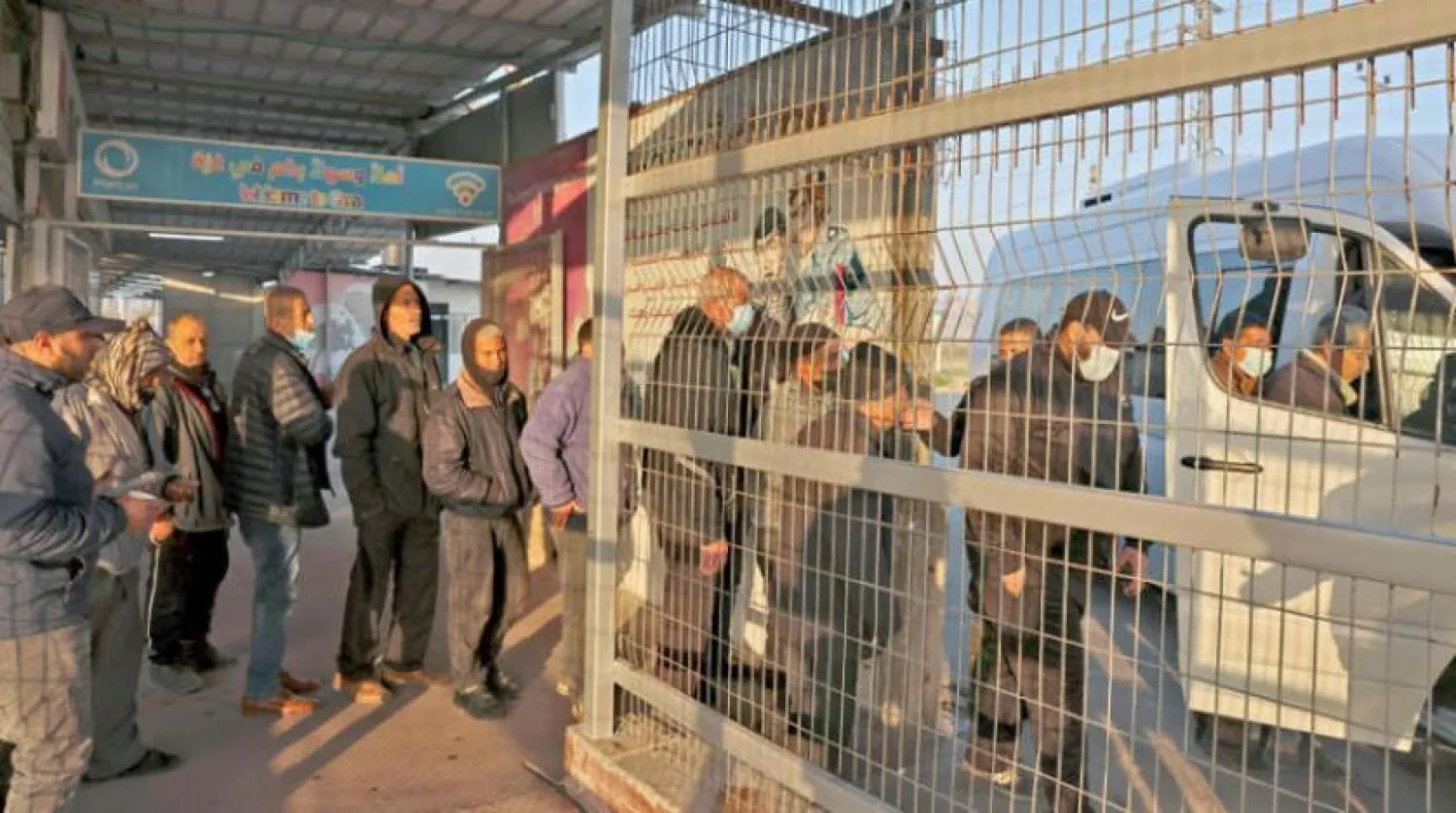 Filistinliler, geçtiğimiz Şubat ayında İsrail'e varmadan önce Gazze'nin Beyt Hanun kentindeki bir sınır kapısında kamyona binerken (AFP)