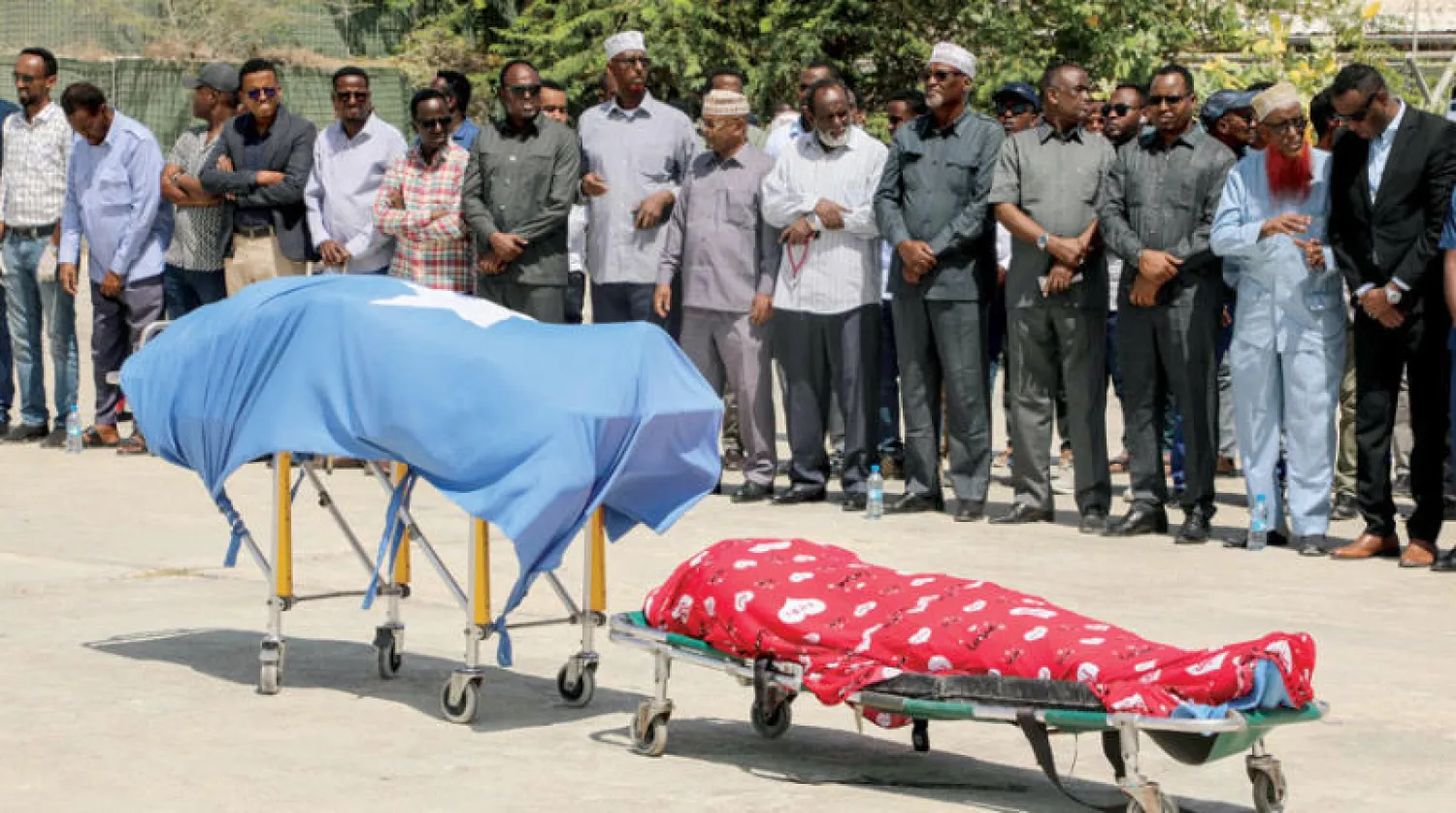قادة سياسيون بالصومال أمام جثتي مشرعين محليين بما في ذلك جثمان النائبة أمينة محمد عبدي بعد نقلها جوا من بلدوين إثر مقتلها في هجوم إرهابي لحركة «الشباب» أول من أمس (أ.ف.ب)