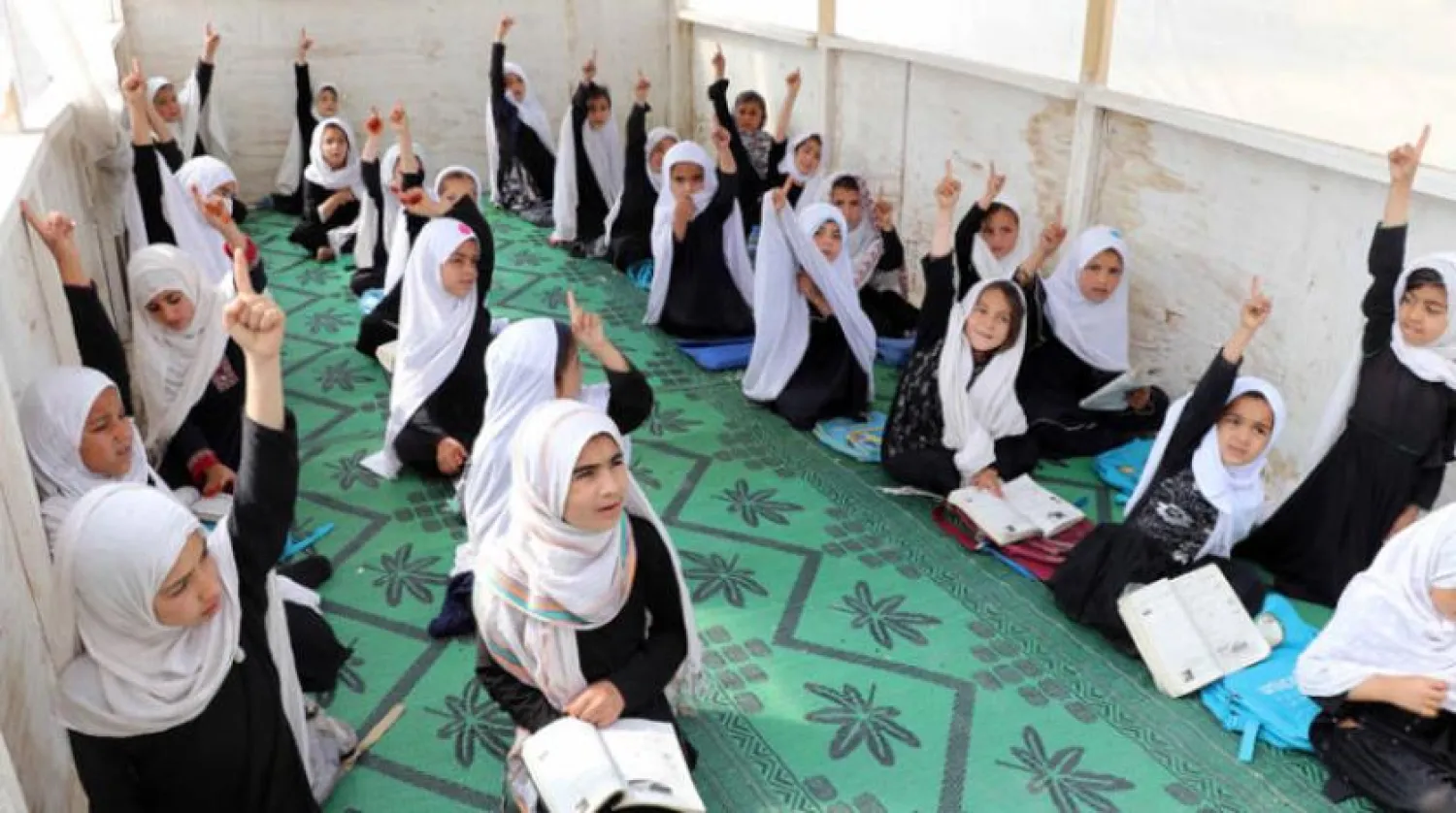 افغانستان میں لڑکیوں کے ہائی سکولوں کی بندش کے بعد بین الاقوامی سطح پر مایوسی  کابل: «الشرق الاوسط»  دوبارہ کھلنے کے چند گھنٹے بعد ہی طالبان نے شریعت کے مطابق کوئی منصوبہ تیار ہونے تک لڑکیوں کے ثانوی اسکولوں کو دوبارہ بند کرنے کا حکم دیا ہے اور اس سلسلہ م
