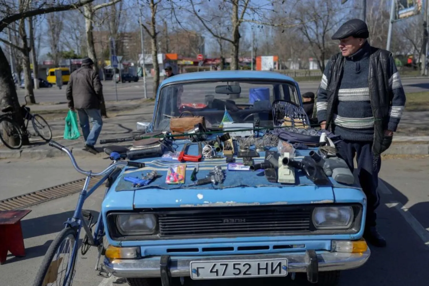 Ukrayna’nın güneyinde, stratejik bir öneme sahip Odessa güzergahındaki Mıkolayiv kasabasında hayat olan akışında devam ediyor. (AFP)