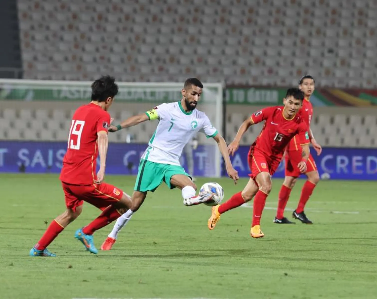 جانب من مواجهة الأخضر السعودي ونظيره الصيني (تصوير: عيسى الدبيسي)