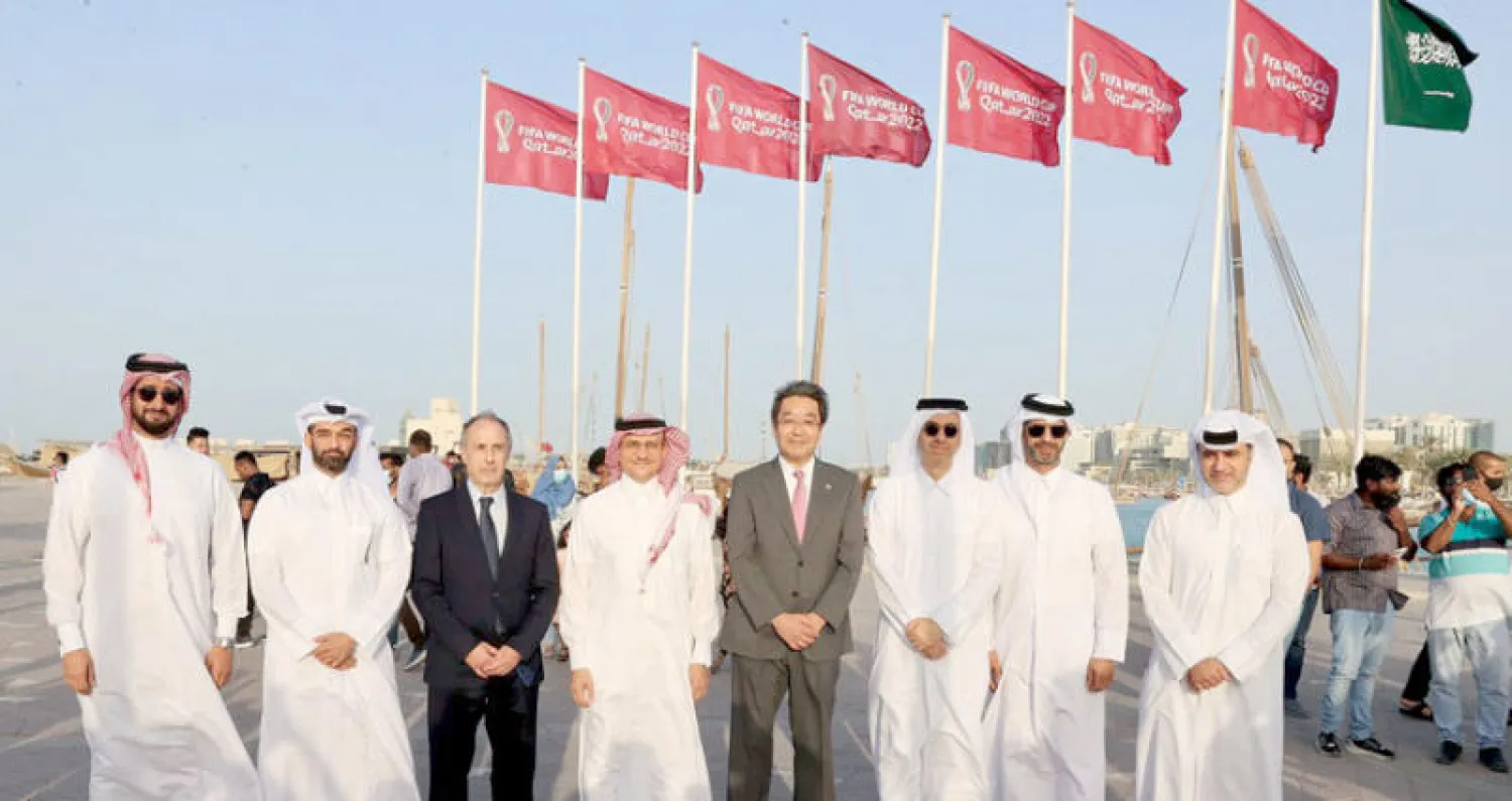 منصور بن خالد سفير السعودية لدى قطر أثناء رفع العلم السعودي بمناسبة التأهل للمونديال (الشرق الأوسط)