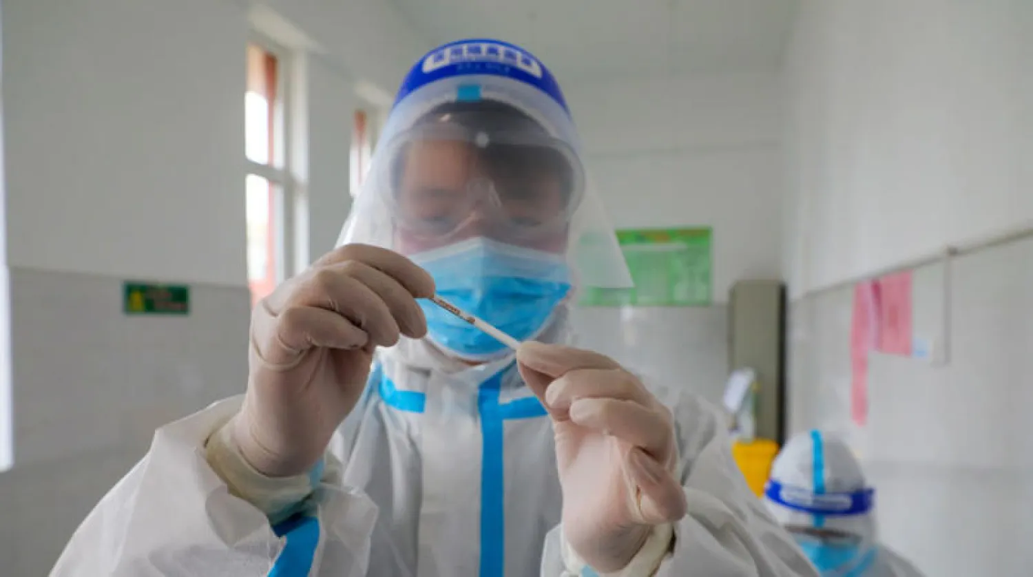 أحد مختبرات فحص «كورونا» في الصين (د.ب.أ)