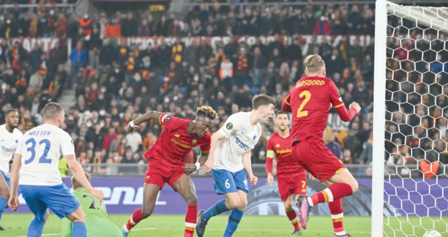 أبراهام (وسط) يهزّ شباك لاتسيو (أ.ب)