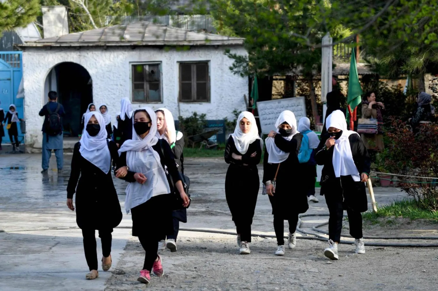 Afganistan'da kız çocukları çarşamba sabahı okula gitse de geri gönderildi (AFP)