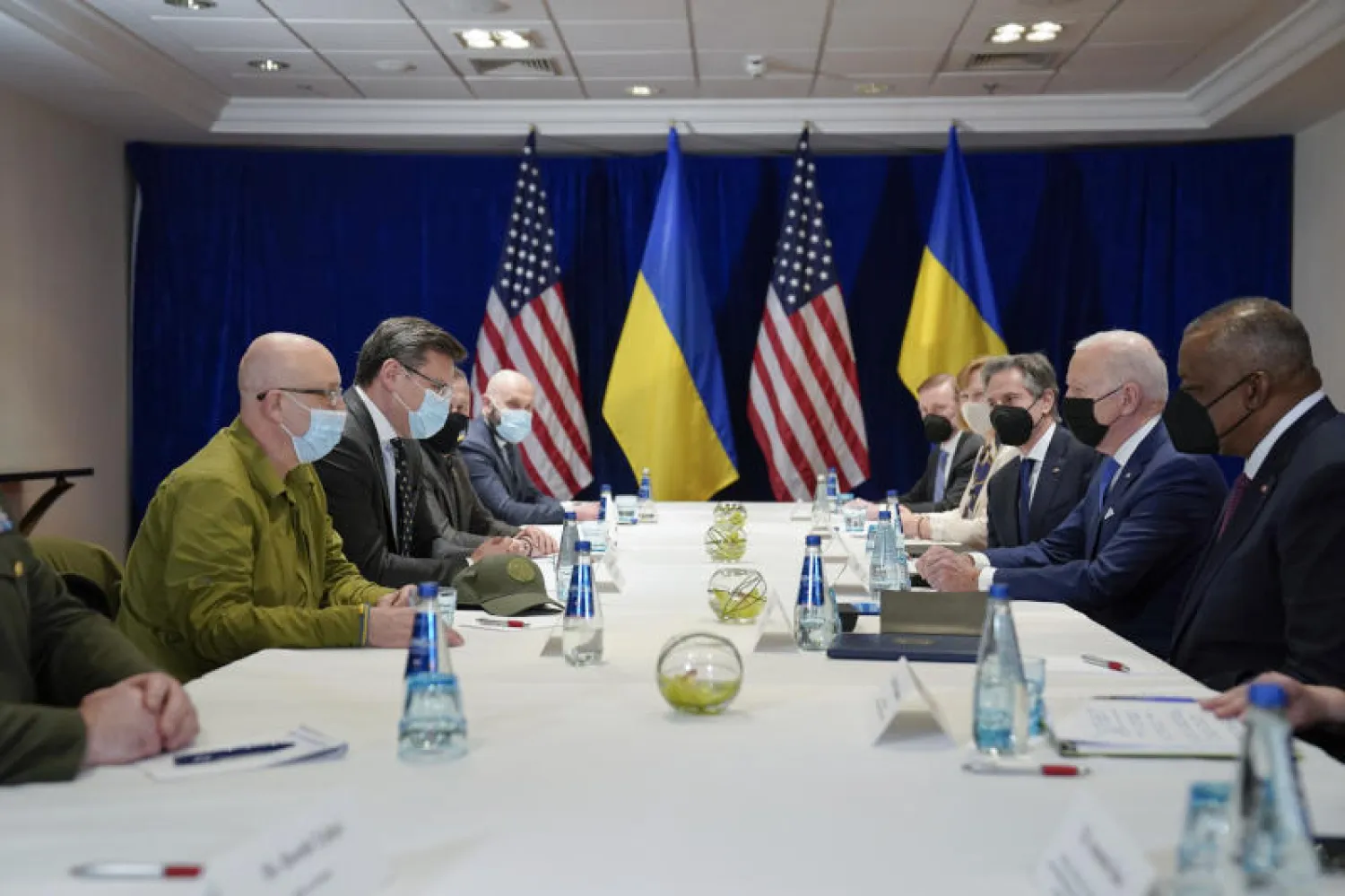 الرئيس الأميركي جو بايدن لدى مشاركته في اجتماع وزيري الخارجية والدفاع مع نظيريهما الأوكرانيين في وارسو (أ.ب)