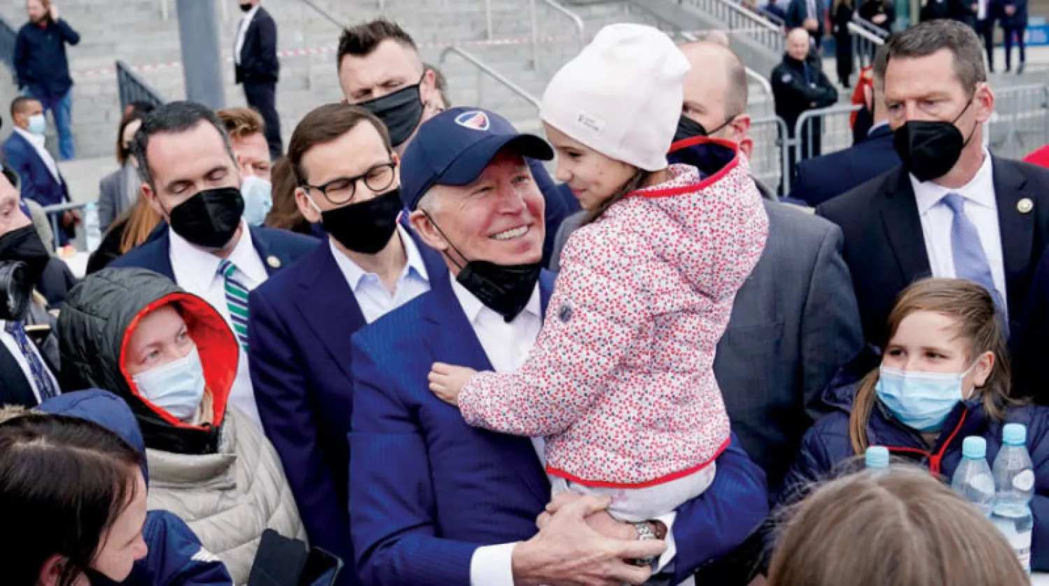 بايدن يلتقي بلاجئين أوكرانيين في مركز استقبال أقيم بملعب وطني في وارسو (أ.ب)