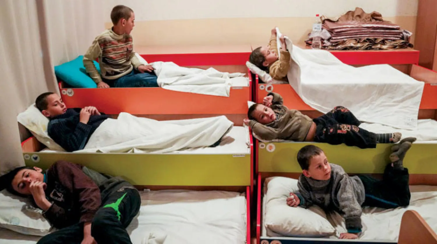 أطفال نازحون من مدينة ماريوبول الساحلية المحاصرة منذ أسابيع (أ.ب)