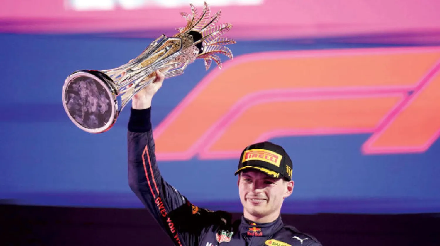 فرستابن يرفع جائزة السعودية الكبرى بعد تتويجه باللقب امس (أ.ب)