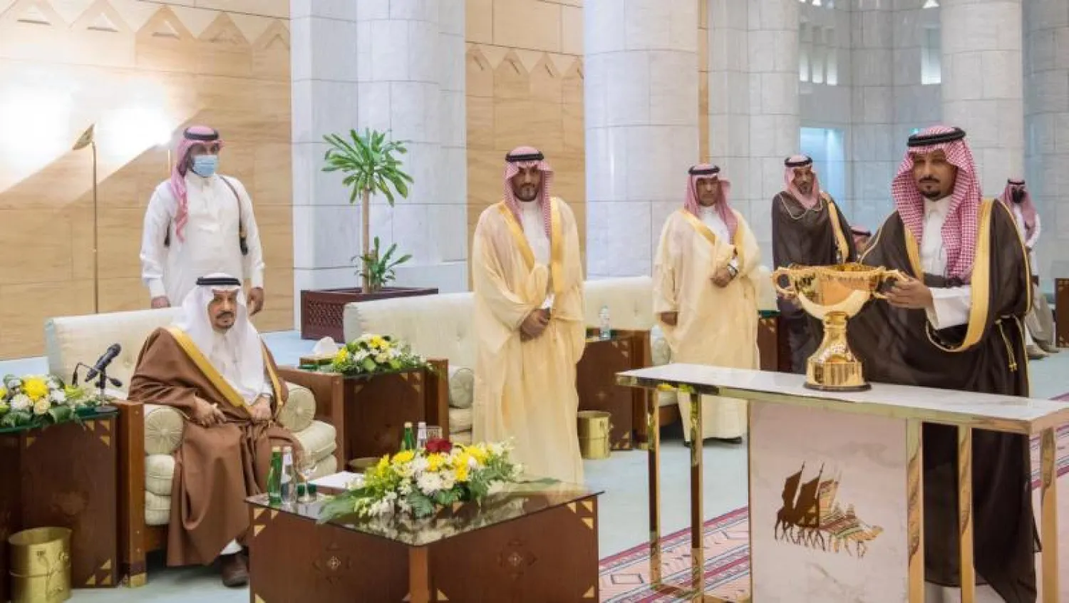 الأمير فيصل بن بندر لدى تكريمه الفائزين بـ«مهرجان الملك عبد العزيز للإبل 6» (إمارة منطقة الرياض)