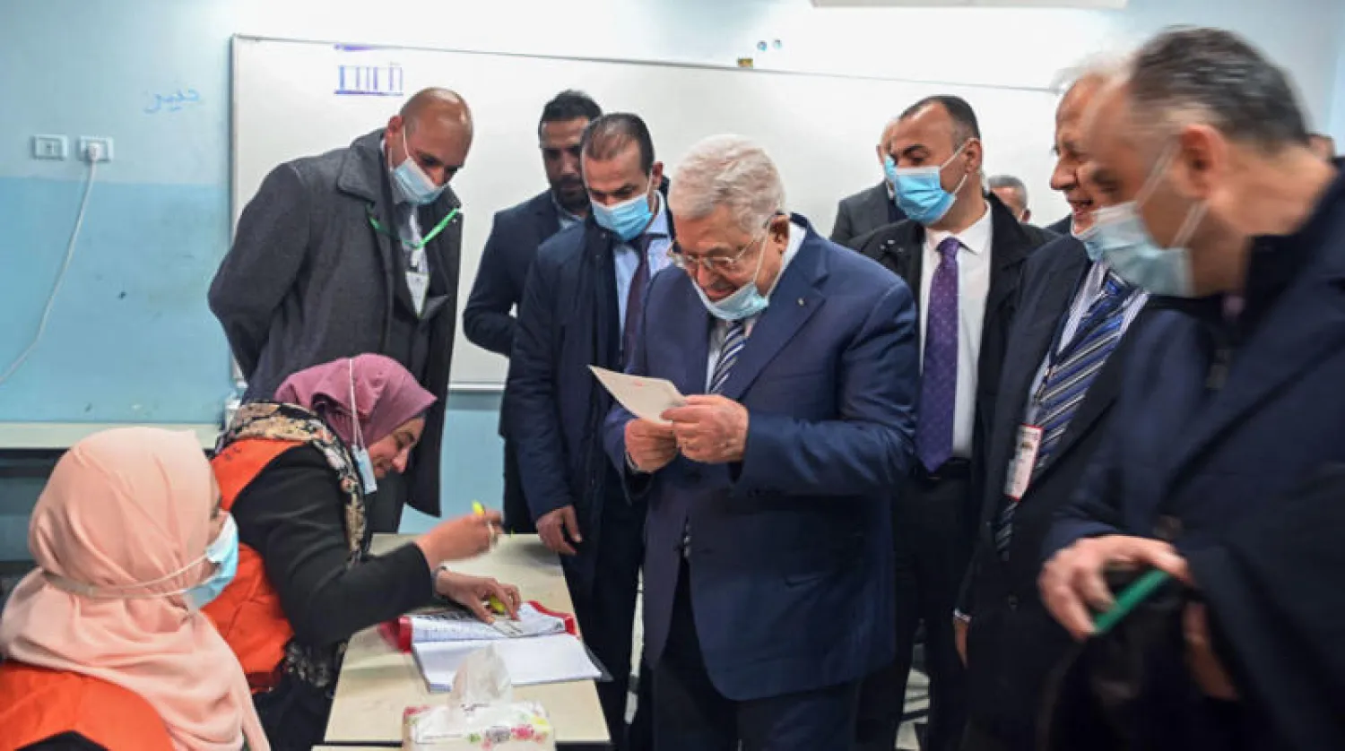 الرئيس الفلسطيني يشارك في الانتخابات البلدية برام الله السبت (إ.ف.ب)