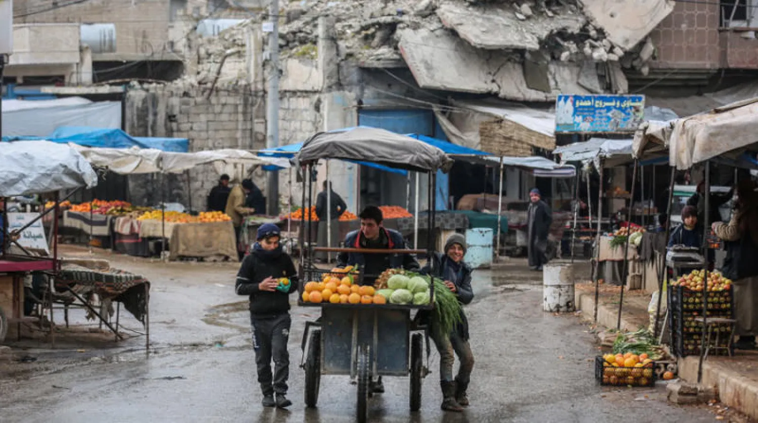 سوق محلي في أريحا شمال غربي سوريا حيث ارتفعت أسعار المواد الغذائية وسط أزمات الوقود العالمية (د.ب.أ)