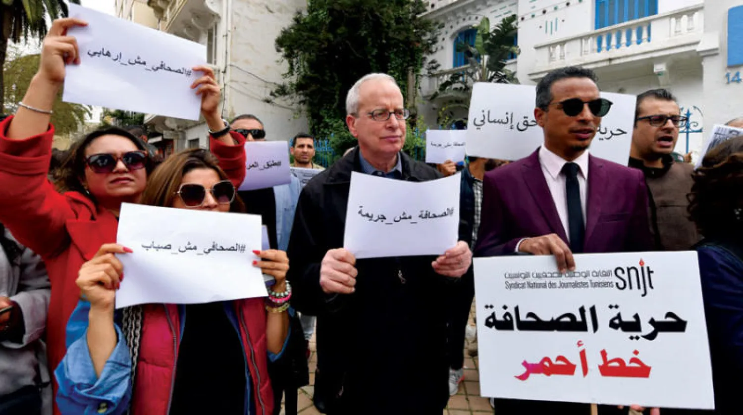 جانب من مظاهرة نظمها صحافيون وسط العاصمة للاحتجاج على التضييق على وسائل الإعلام (أ.ف.ب)