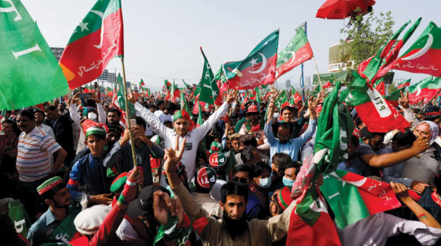 أنصار رئيس الوزراء الباكستاني عمران خان من حزب «انصاف تحريك باكستان» في حشد جماهيري بالعاصمة إسلام آباد أمس (رويترز)