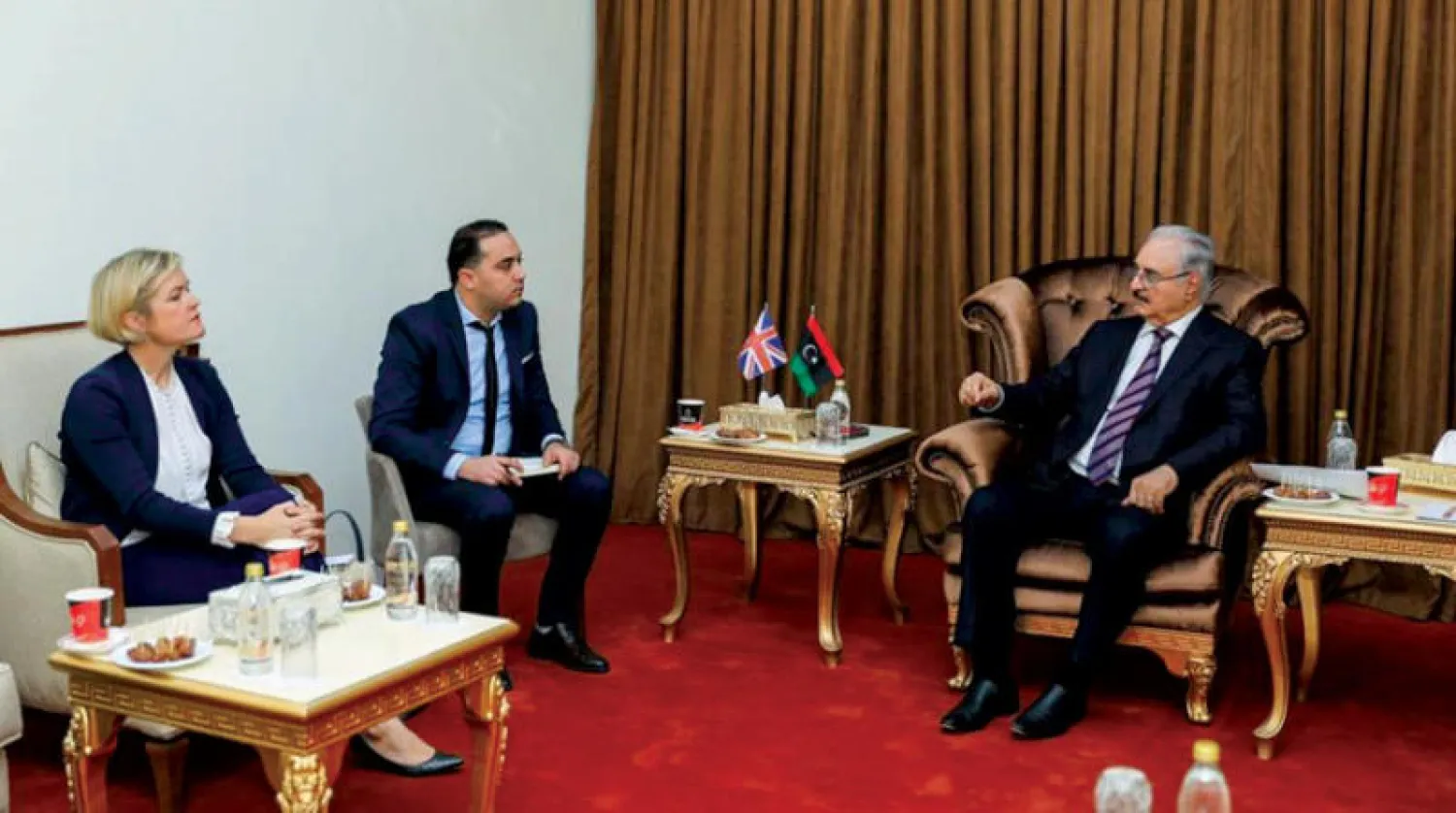 صورة وزعتها السفارة البريطانية لاجتماع السفيرة مع المشير خليفة حفتر في بنغازي
