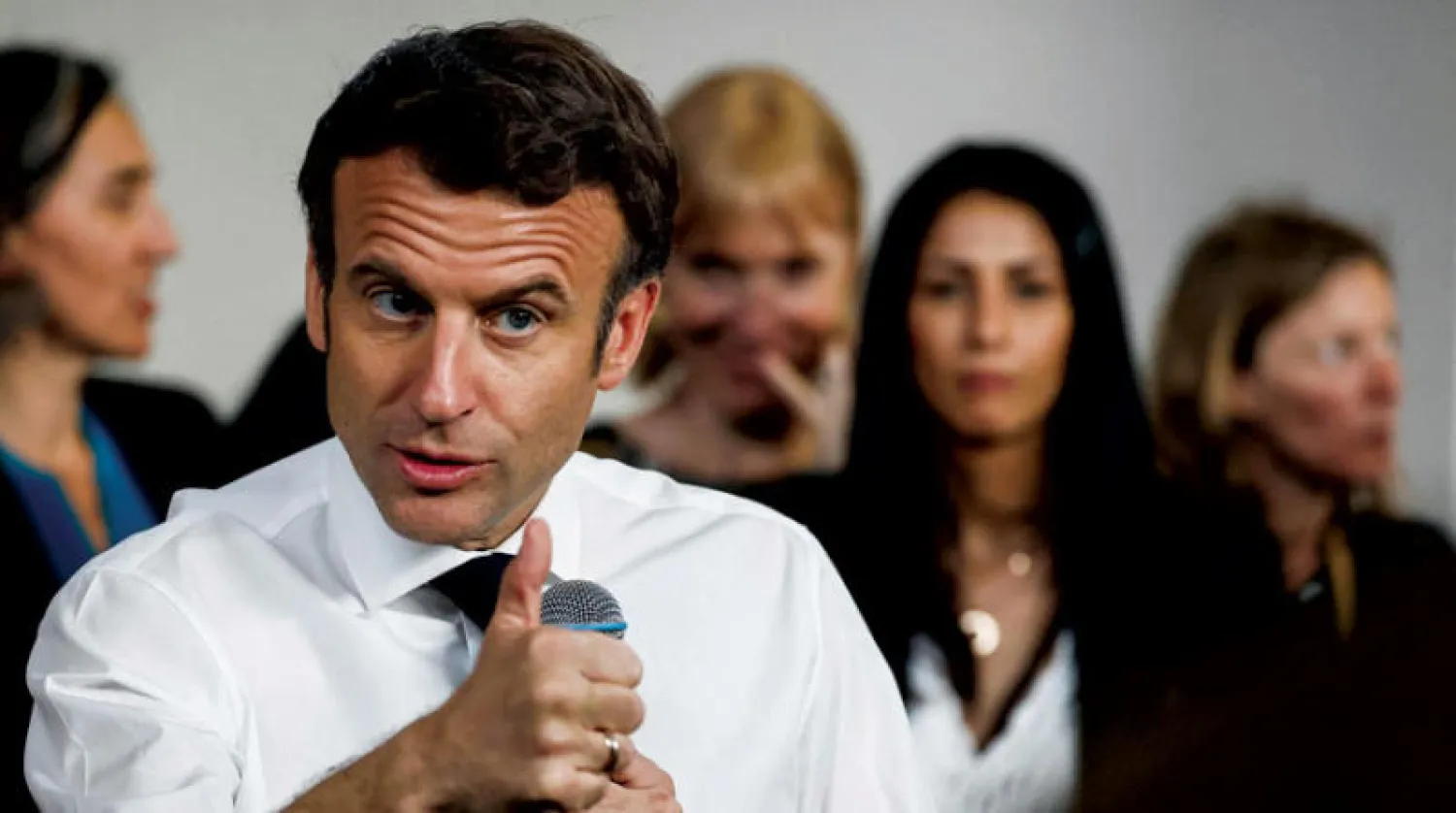 الرئيس ماكرون خلال حملته الانتخابية أمس في مدينة ديجون (أ.ف.ب)