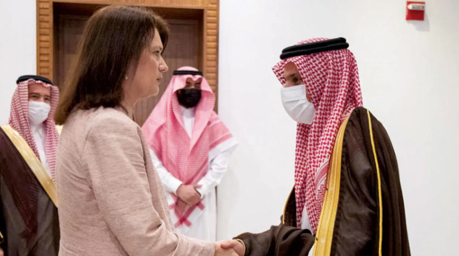 وزير الخارجية السعودي مستقبلاً نظيرته السويدية في مقر الوزارة بالرياض (واس)
