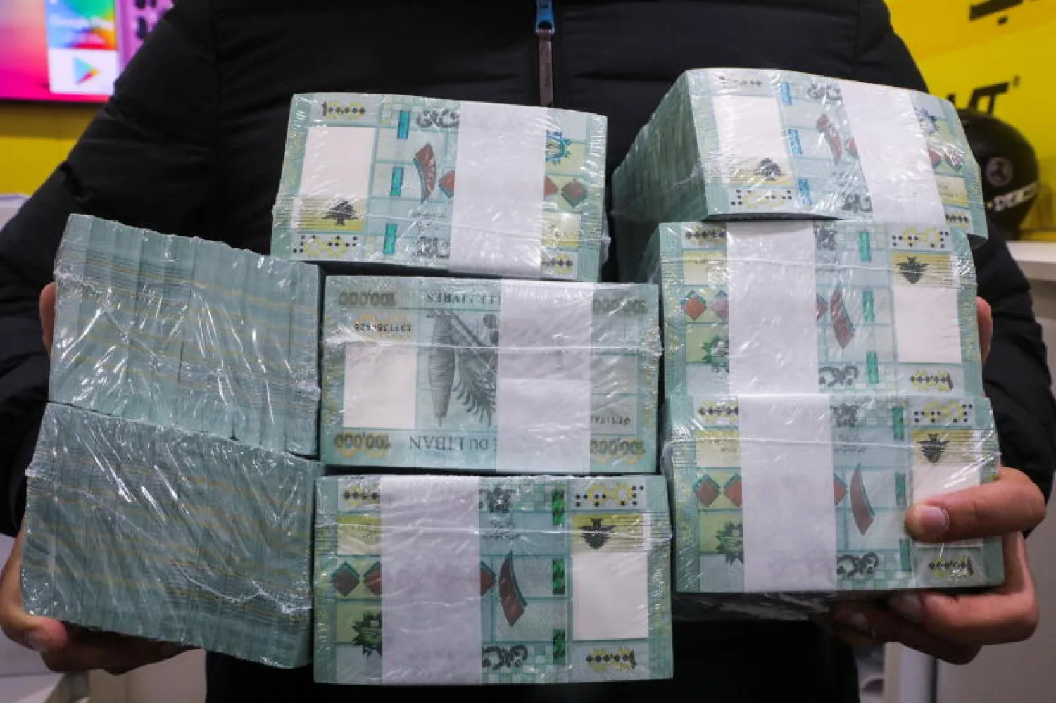 القرار الجديد يسمح للبنوك بنقل أموال إلى خارج البلاد (رويترز)