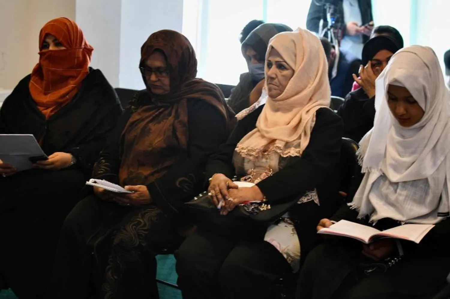 ناشطات أفغانيات خلال مؤتمر صحافي للمطالبة بإعادة فتح المدارس للطالبات في كابل أمس (أ.ف.ب)