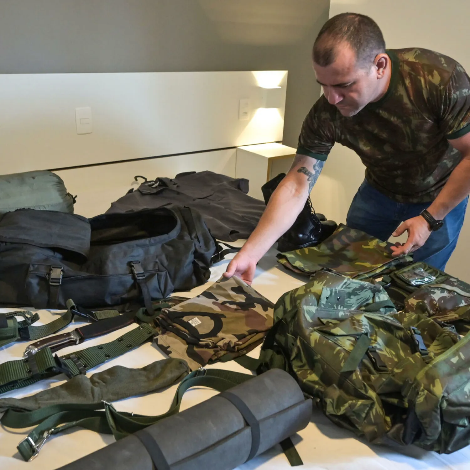 Former Brazilian military police officer Saulo packs his bag to go fight in Ukraine, during an interview with AFP, in Sao Paulo, Brazil, on March 17, 2022 Nelson ALMEIDA AFP
