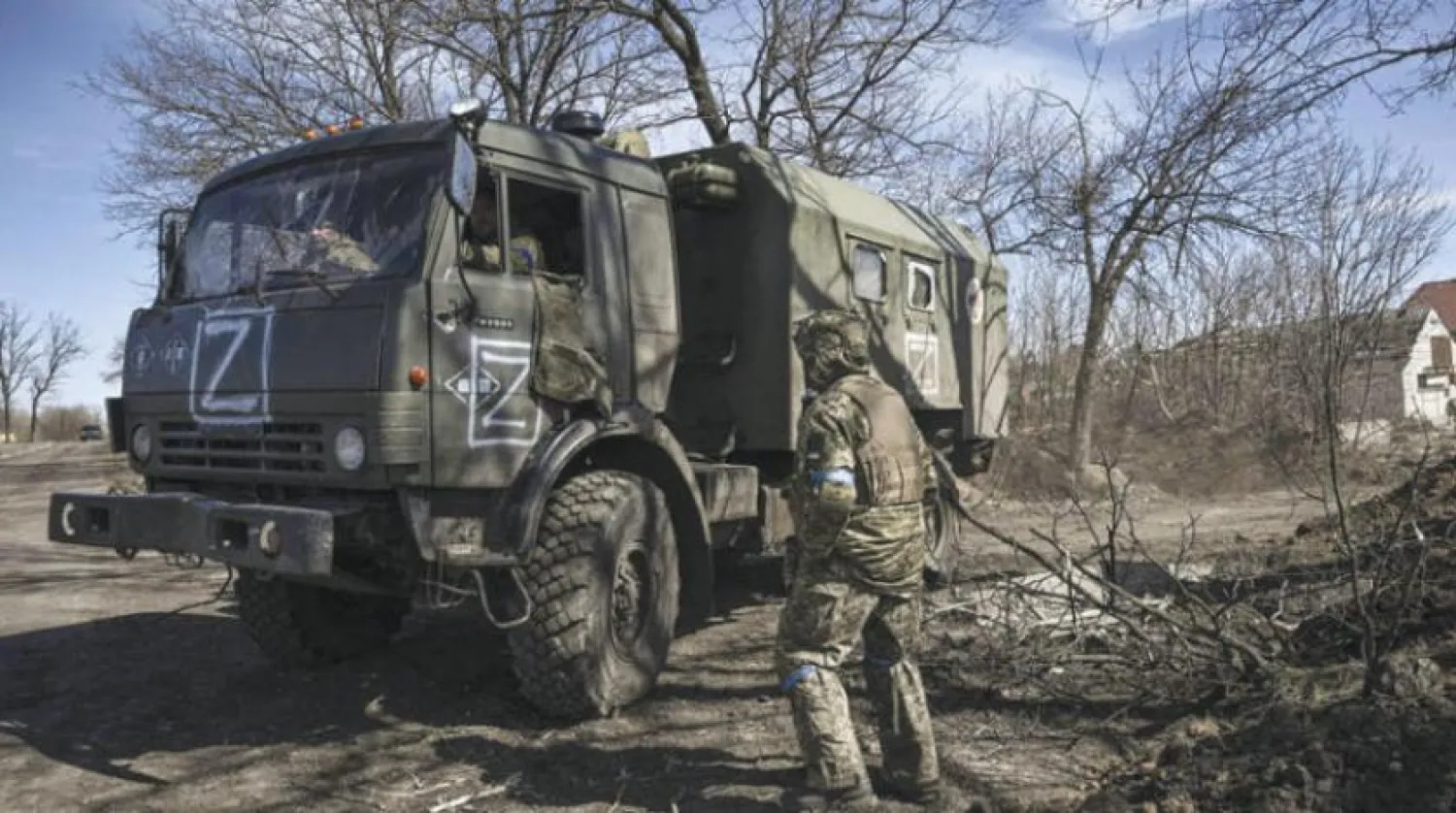 Ukrayna askerleri, Harkov’un doğusundaki çatışmalarda ele geçirdikleri bir Rus aracını sürüyor. (AFP)
