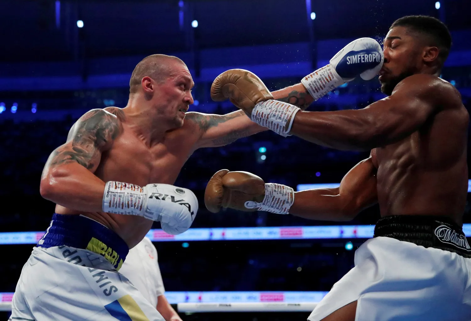 Boxing - WBA, IBF & WBO Heavyweight Titles - Anthony Joshua v Oleksandr Usyk - Tottenham Hotspur Stadium, London, Britain - September 25, 2021 Oleksandr Usyk in action against Anthony Joshua Action Images via Reuters/Andrew Couldridge

