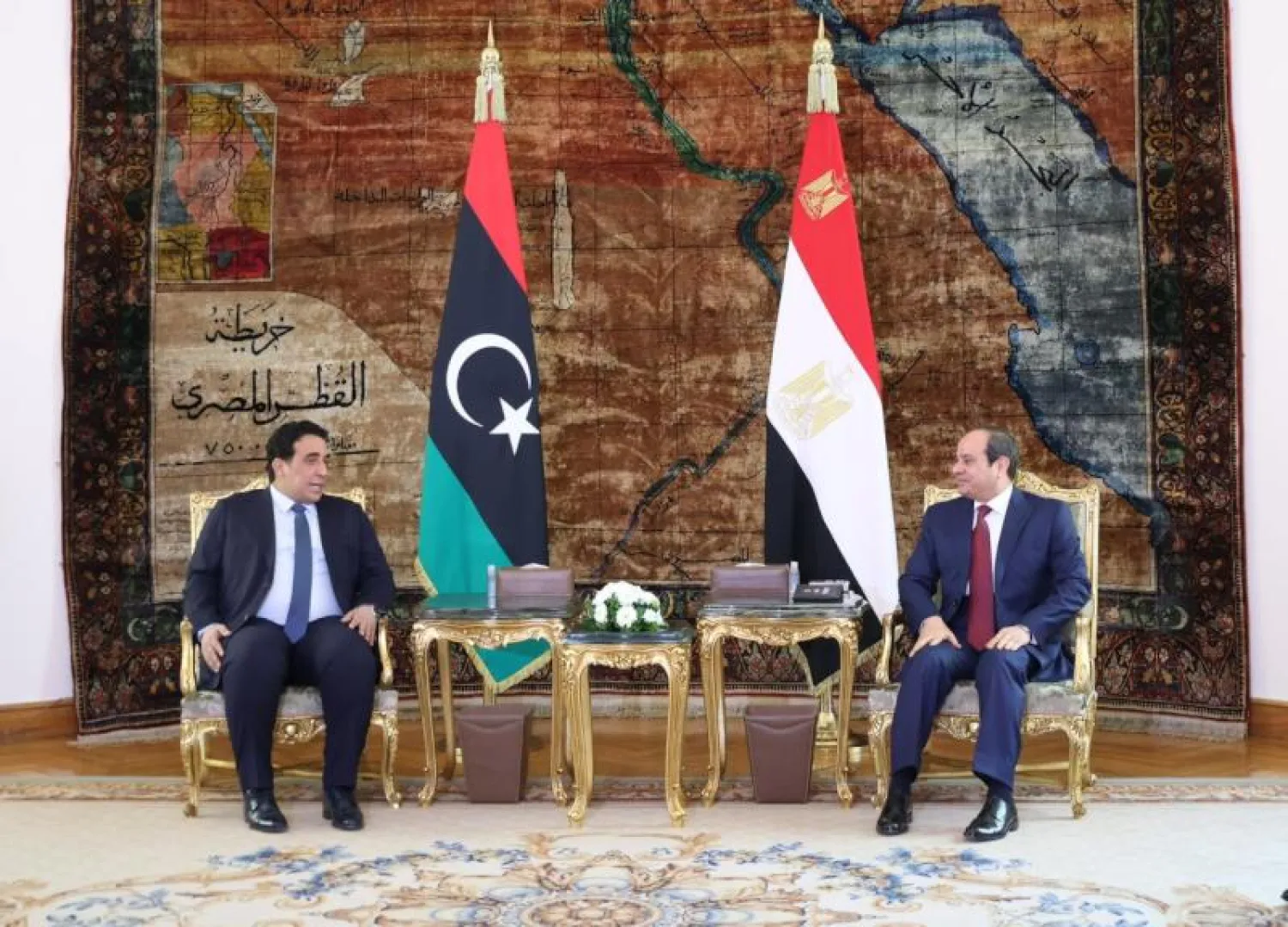 الرئيس المصري عبد الفتاح السيسي مستقبلاً بالقاهرة محمد المنفي رئيس المجلس الرئاسي الليبي  (المكتب الإعلامي للمنفي)