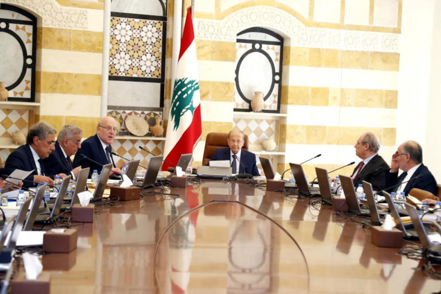 مجلس الوزراء اللبناني خلال اجتماعه في القصر الجمهوري اليوم (رويترز)