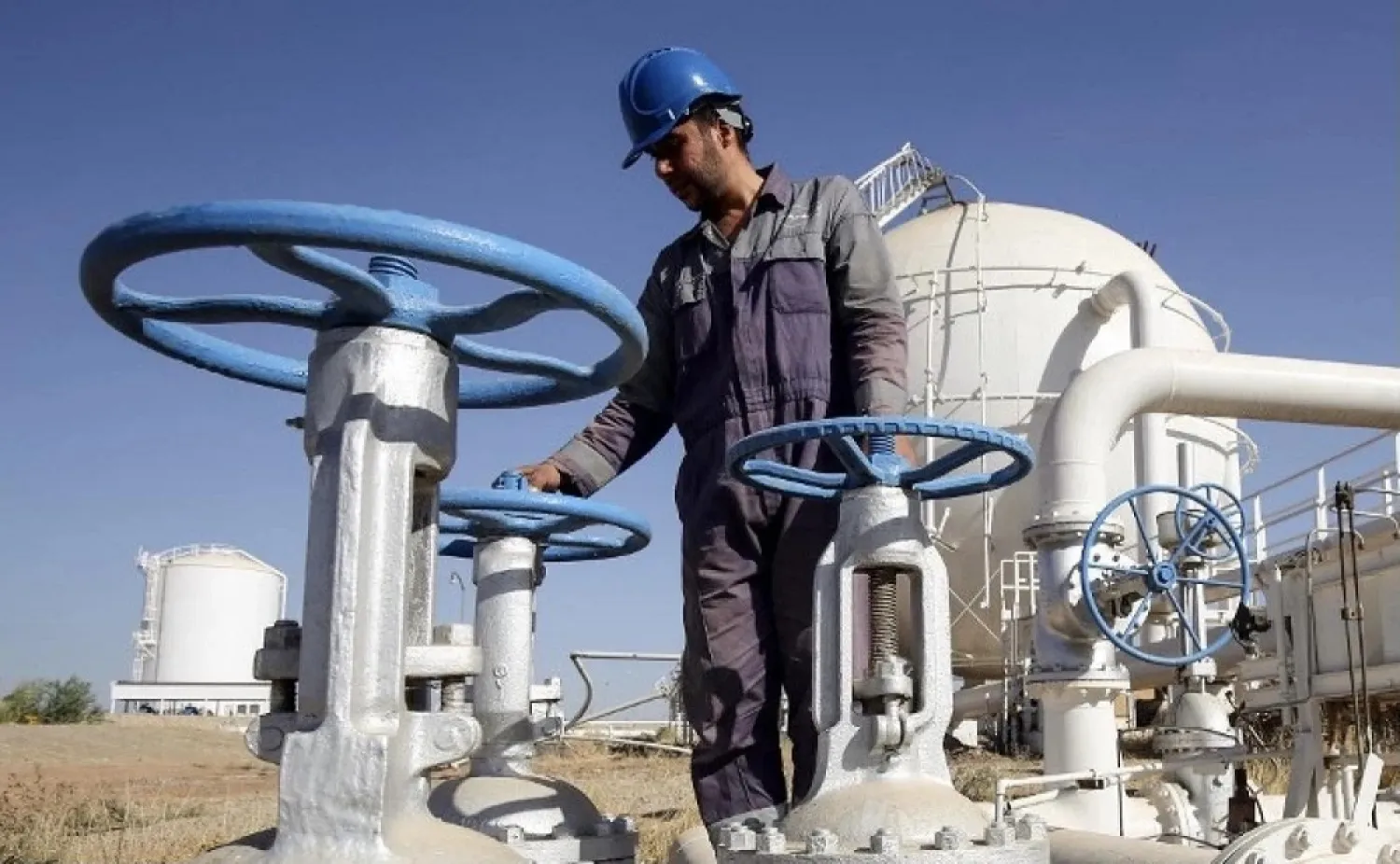 An Iraqi oil employee checks pipelines at the Bai Hassan oilfield, west of Kirkuk, October 19, 2017. (AFP)
