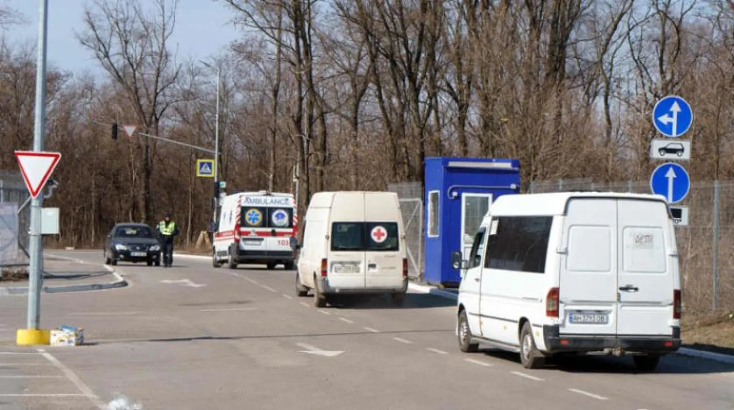 Gönüllüler, Mariupol’de kuşatılan sivillere yardım taşıyor. (AFP)