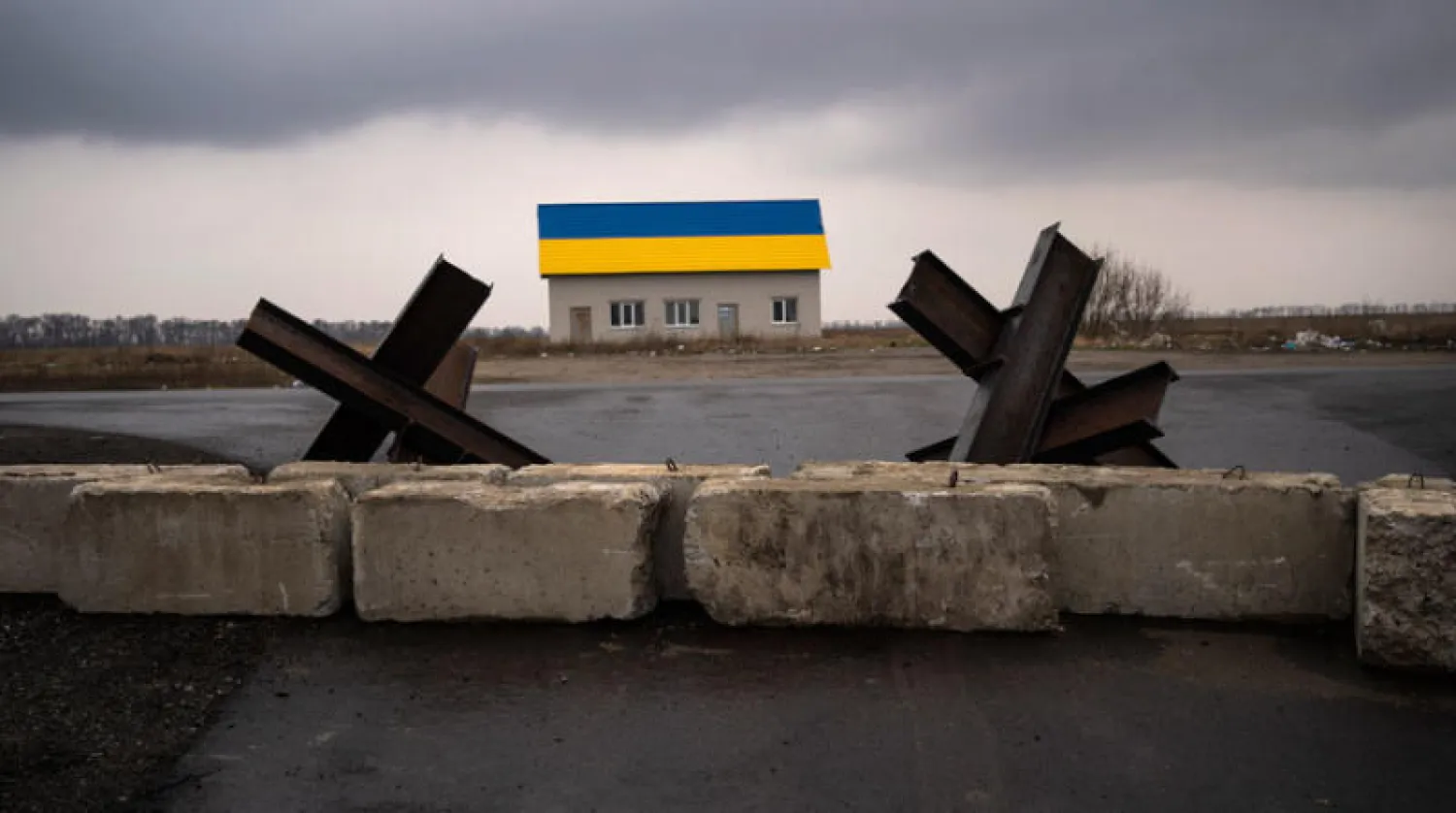 حواجز أقيمت في قرية ملايا أليكسندروفا قرب العاصمة كييف (أ.ب)